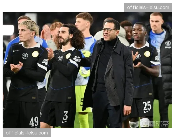 切尔西边后卫灵活内收，罗塞尼尔控球体系强调区域掌控